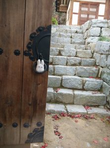 Totoro dans une porte